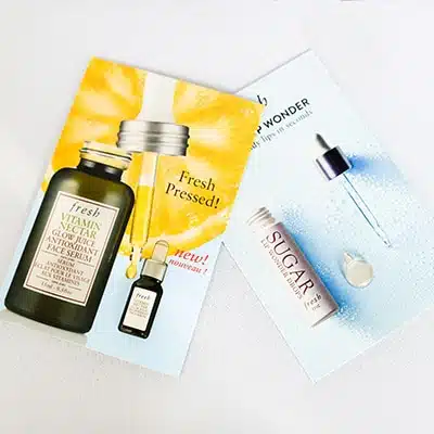 Deux flyers se chevauchant. On peut y voir un flacon en premier plan, avec un citron en deuxième plan. Le fond est bleu clair.
