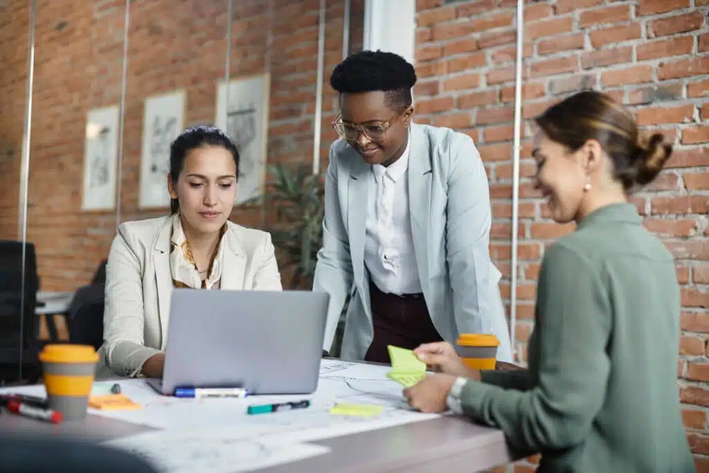 une équipe de 3 femmes qui travaillent ensemble