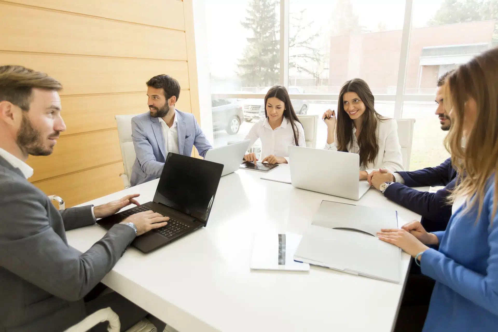 travail en équipe autour d'un bureau